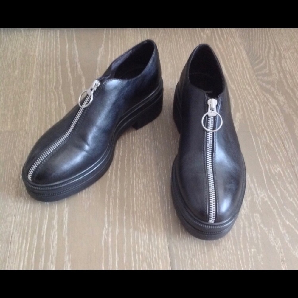 Vagabond Zipper Front Black Leather Oxford